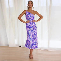 Damen One-Shoulder-Midikleid mit Blumenmuster und Drapierung am Schulterbereich mit glänzender Oberfläche - Lila