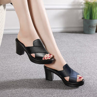 Damen Peep-Toe Mule-Sandalen mit Kreuzriemen und Blockabsatz - Schwarz