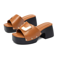 Damen-Plateau-Mules mit Blockabsatz und Metallic-Detail - Dunkelbraun