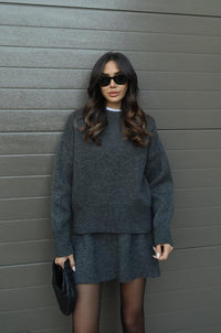 Damen Strick Set mit Rundhals Pullover und Minirock und Rippenbündchen - Grau