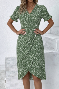 Damen Wickelkleid in Midi-Länge mit V-Ausschnitt Rüschenärmeln Seitlicher Knopfleiste und Blumenmuster - Grün