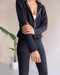 Damen Zweiteiliges Strickset mit Kapuzenjacke Reißverschluss Zopfmuster und Hose mit Bündchen - Schwarz