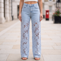 Damenjeans mit weitem Bein und Spitzenbesatz - Hellblau