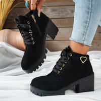 Darcy | Damen Schnür-Stiefelette mit Blockabsatz und goldener Herzschnalle - Schwarz