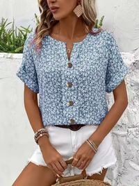 Amira | Luftige Bluse mit Blumenmuster & Holzknopf-Details - Hellblau