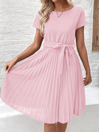 Elise | Plissiertes Kurzarm-Midikleid mit Bindegürtel - Rosa