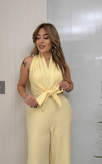 Kamwi - Eleganter Jumpsuit Mit Drapiertem Ausschnitt Und Weitem Bein - Gelb