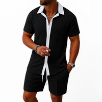 Herren Set mit Kurzarmhemd mit Kragen und Knopfleiste sowie Shorts mit elastischem Bund und Kordelzug - Schwarz