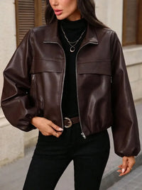 Damen cropped Kunstlederjacke mit Reißverschlusstaschen und tailliertem Schnitt - Braun