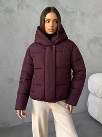 Damen Oversized Steppjacke mit Kapuze und integrierten Taschen - Weinrot