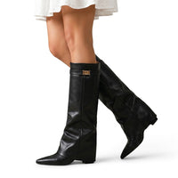 Kniehohe Damenstiefel mit spitzer Zehenpartie und Metalldetail - Schwarz