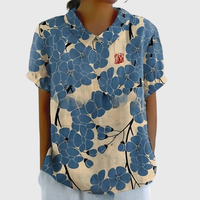 Kurzärmelige Damenbluse mit Blumenmuster und Bubikragen - Dusty Blue