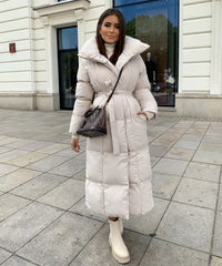 Lange Damenpufferjacke mit Gürtel und hohem Kragen - Beige