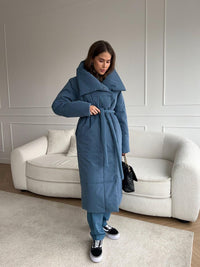 Lange Damenpufferjacke mit Gürtel und hohem Kragen - Blau