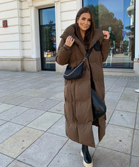 Lange Damenpufferjacke mit Gürtel und hohem Kragen - Braun