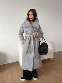 Lange Damenpufferjacke mit Gürtel und hohem Kragen - Grau