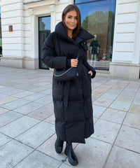 Lange Damenpufferjacke mit Gürtel und hohem Kragen - Schwarz