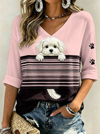 Damen-T-Shirt mit verstecktem Malteser-Hund und Pfotenabdrucken, Color-Block-Print, mittellange Ärmel und V-Ausschnitt - Rosa