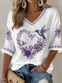 Damen-T-Shirt in Lila mit Blumen- und Kolibri-Print, halblangen Ärmeln und V-Ausschnitt – Unterstützung für das Bewusstsein rund um die Alzheimer-Krankheit - Weiß
