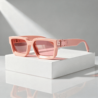 Unisex-Sonnenbrille mit rechteckigem Rahmen und metallischen Akzenten - Rosa