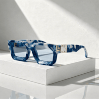Unisex-Sonnenbrille mit rechteckigem Rahmen und metallischen Akzenten - Blau