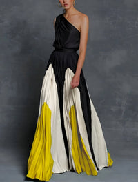 Isla | Plissiertes Damen-Maxikleid mit One-Shoulder-Design und Colorblock-Muster - Monochrome Eleganz im Strahlen-Design