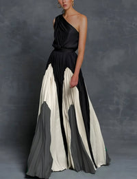 Isla | Plissiertes Damen-Maxikleid mit One-Shoulder-Design und Colorblock-Muster - Monochrome Wellen-Eleganz